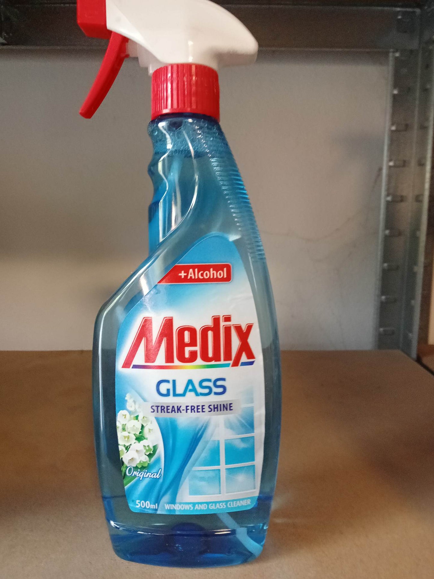 Препарат за почистване на стъкла и гладки повърхности MEDIX 750ml с помпа