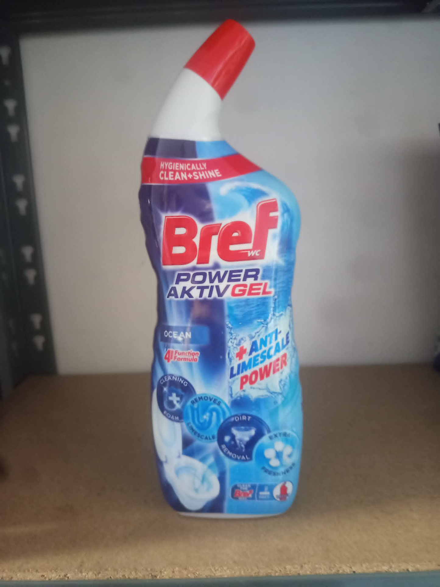 Препарат за почистване на тоалетни чинии Bref 700мл