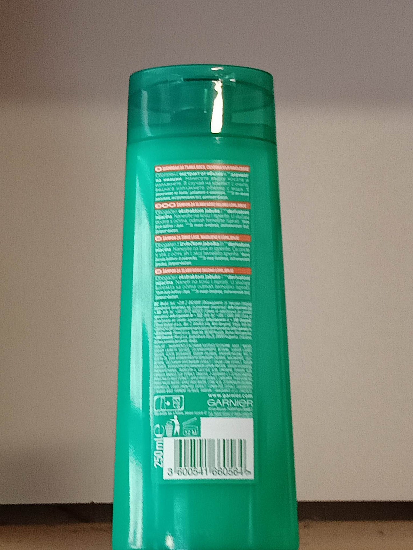 Шампоан за тънка коса,склонна към накъсване, с екстракт от ябълка 250ml